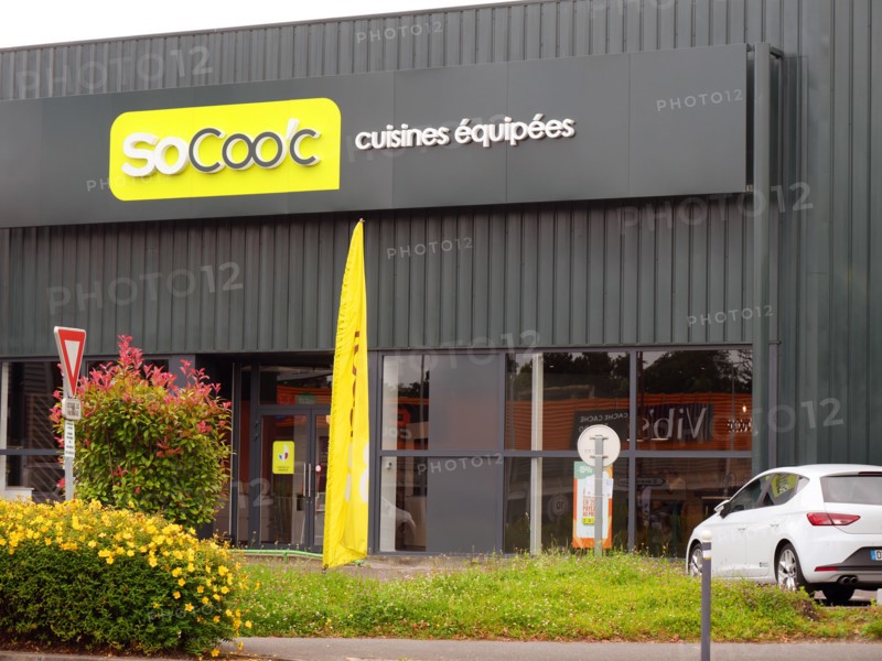 France - Banlieue - Zone commerciale