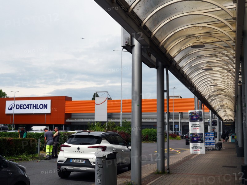 France - Suburb - Shopping area