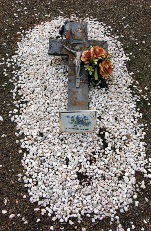 Tombe dans un cimetière dans un village du Sud-Ouest de la France