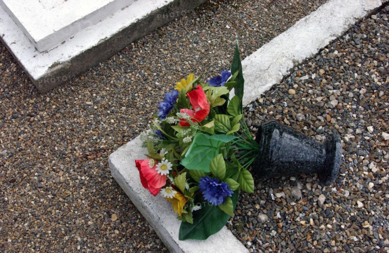 Tombe dans un cimetière dans un village du Sud-Ouest de la France