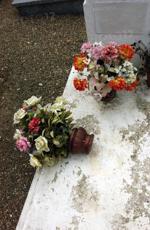 Tombe dans un cimetière dans un village du Sud-Ouest de la France