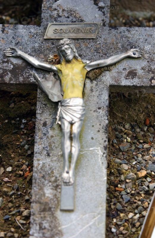 Tombe dans un cimetière dans un village du Sud-Ouest de la France