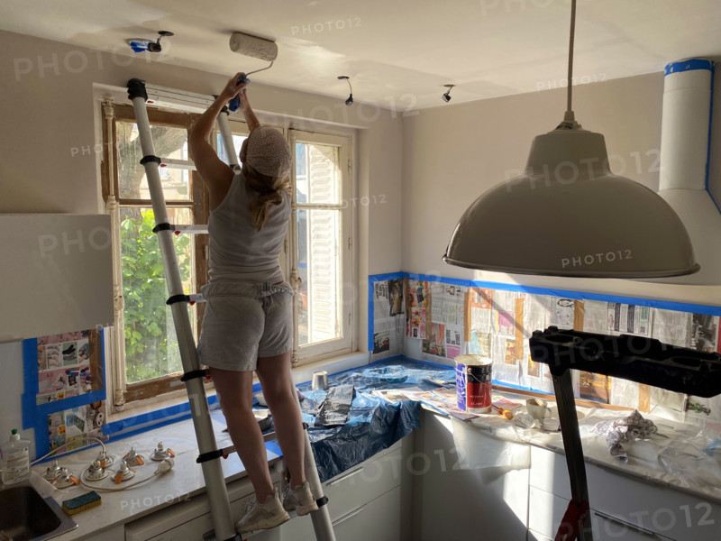 FRANCE-SOCIETAL-TRAVAUX A LA MAISON