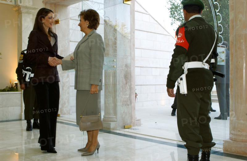 Queen Rania of Jordan and Andrea Lahoud in November 2002