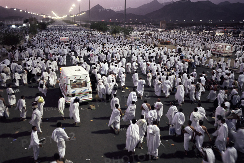 Pilgrims walking to Mount Arafat, February 2003