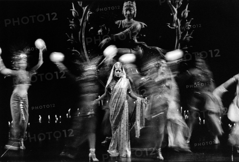 Le Lido de Paris: A one year of Bonheur