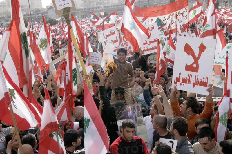 Vast crowd in Beirut backs a role for Syria