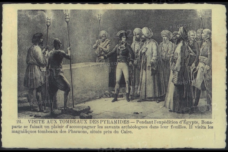 Napoléon Bonaparte visite les tombeaux des pyramides.