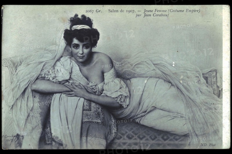 Jeune femme en costume Empire.