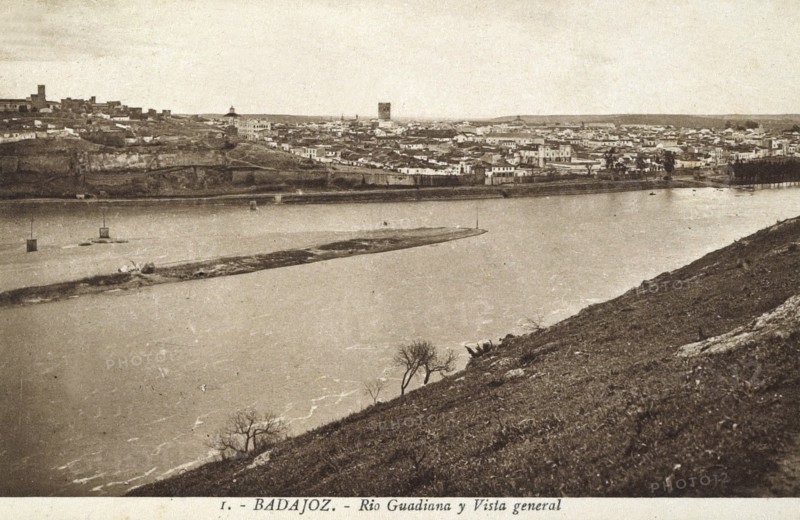 Campagne d'Espagne : vue générale de la ville de Badajoz.
1810-1813