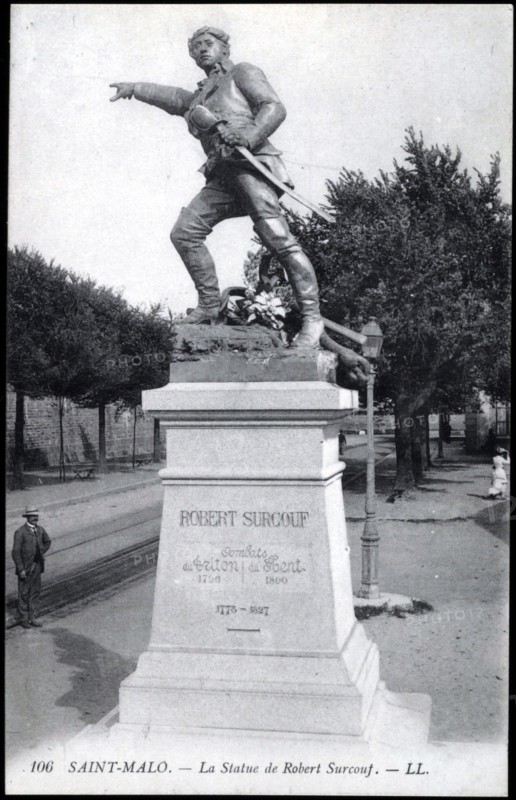 Statue of General Robert Surcouf in Sain-Malo.