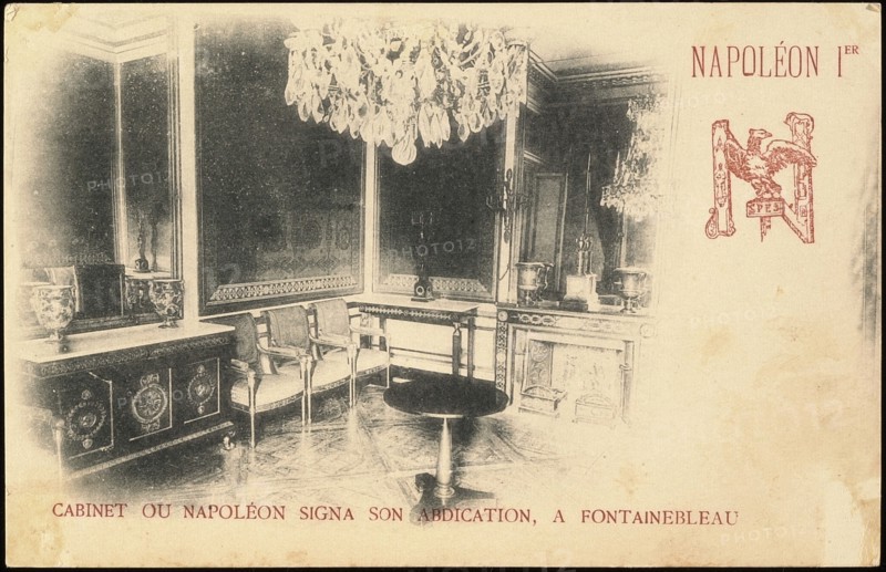 Fontainebleau : study where Napoleon signed the abdication.