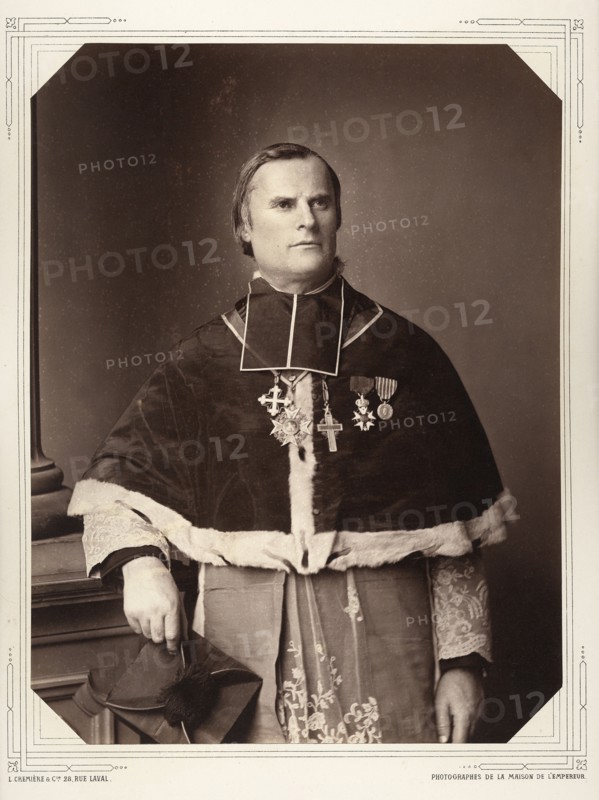 L'abbé Laine, Vicaire général de la Grande Aumônerie, aumônier en chef de l'armée.