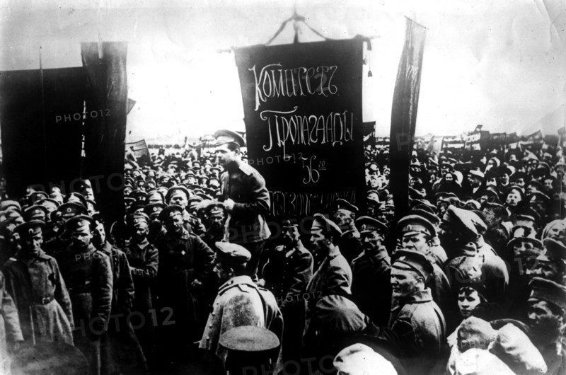 Young officer of the Moscow garrison talking to his troops