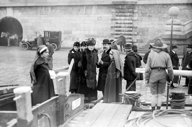 Inauguration d'un train de bateaux-ambulances. Mme Pérouse