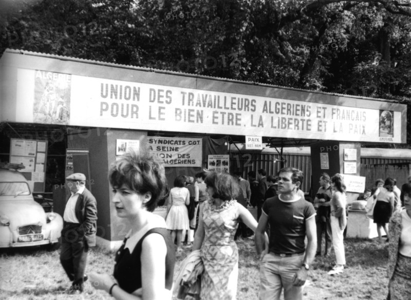 Fête populaire. Stand de l'Union des travailleurs algériens et français pour le bien-être, la liberté et la paix.