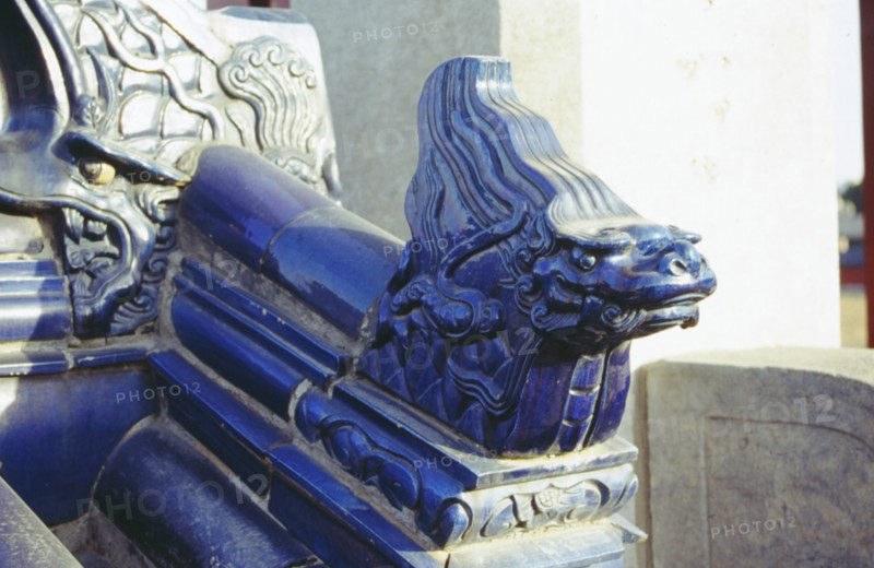 Tuile vernissée avec un décor de dragon