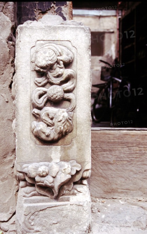 Shidun (blocs de pierre sculptés devant la porte d'une maison)