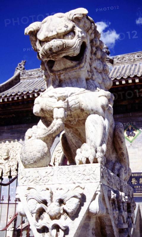 Wutai shan, l'un des plus anciens sites bouddhistes de Chine; temple de Longquan, lion de pierre