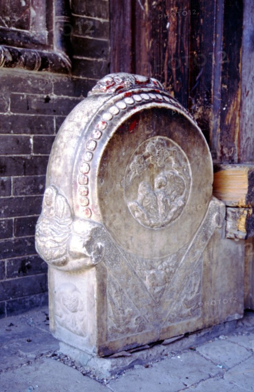 Shidun (two flat-shaped blocks of stone stand outside the door)