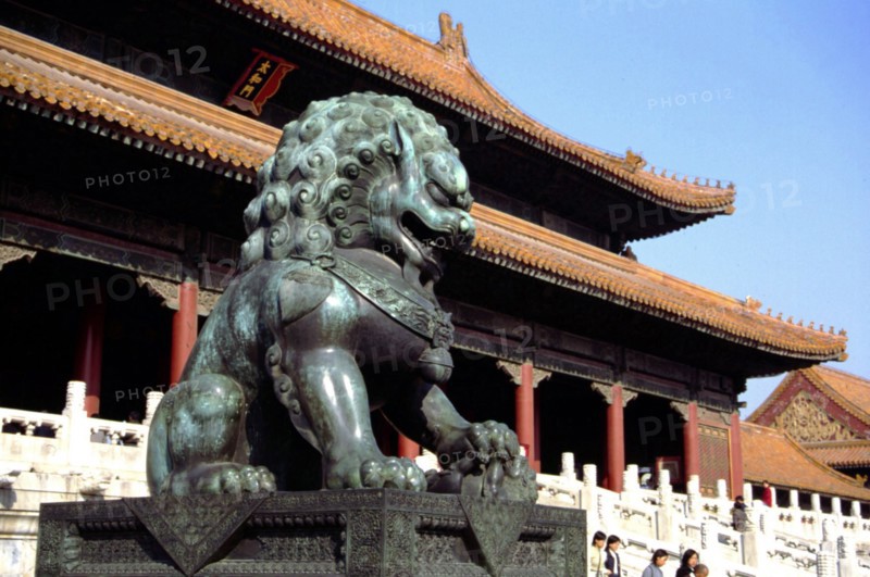 La Cité Interdite, lion de bronze devant la porte Taihe