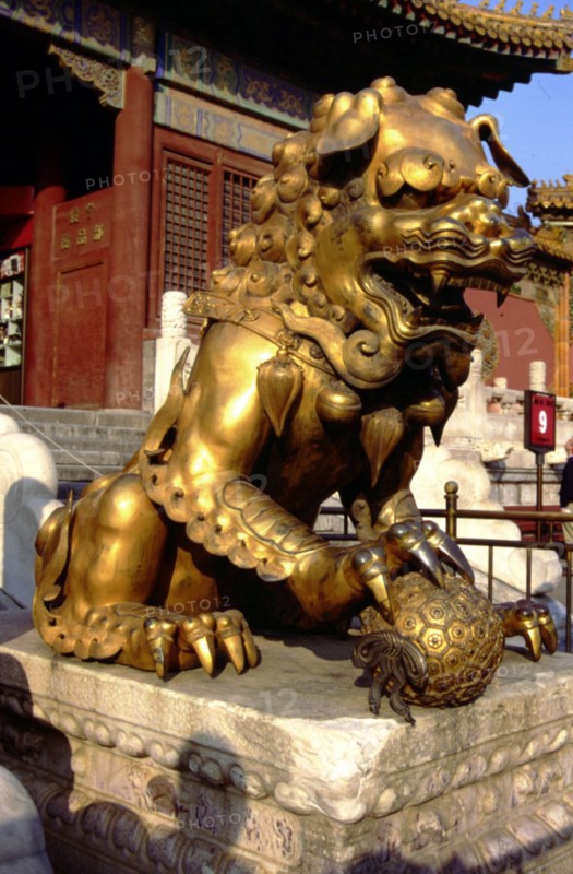 La Cité Interdite, lion de bronze devant la porte Qianqing