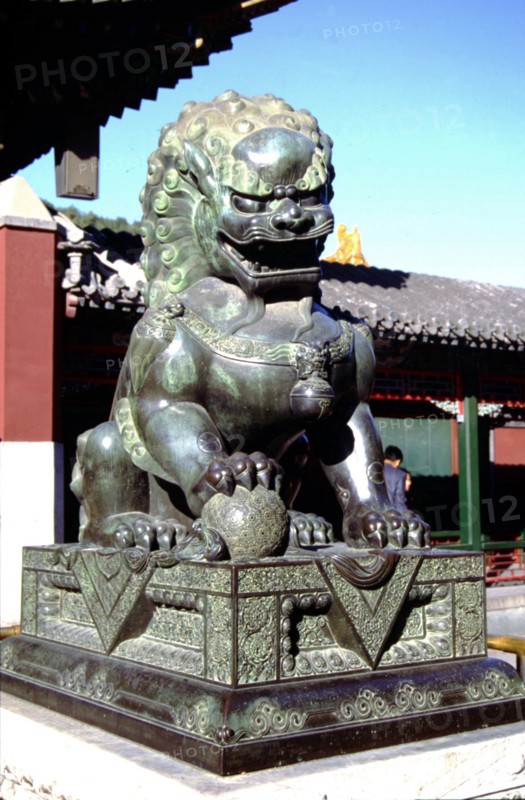 Le Palais d'Eté, Lion de bronze