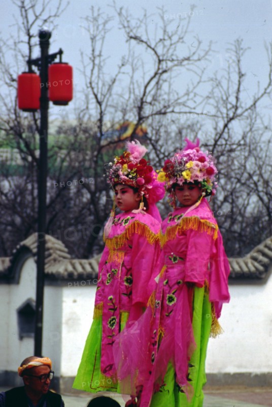 Fillettes en costume traditionnel dans le village de Qixian