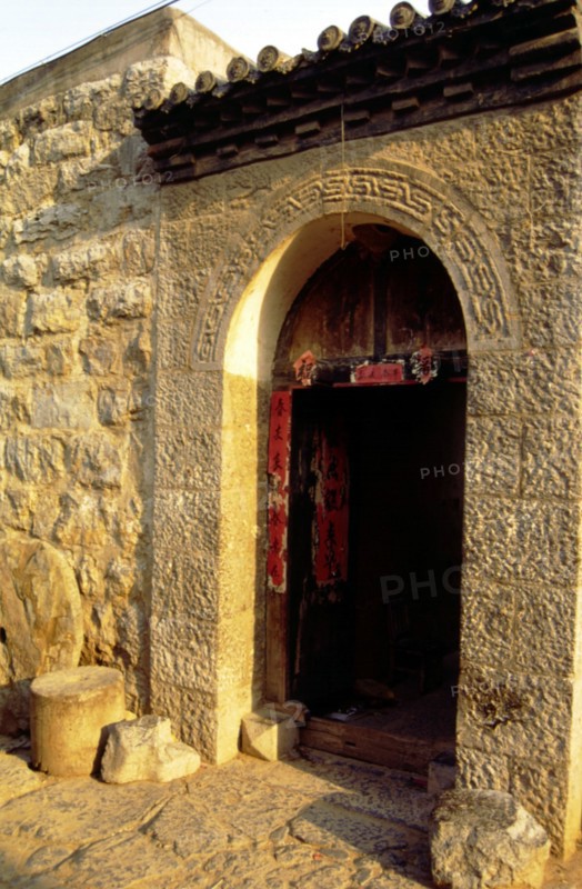 Village de pierre de la famille Yu, porte de la cour
