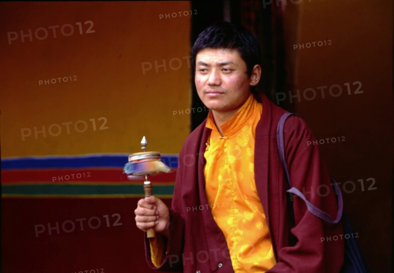 Un Tibétain priant devant le monastère de Jokhong, à Lhassa