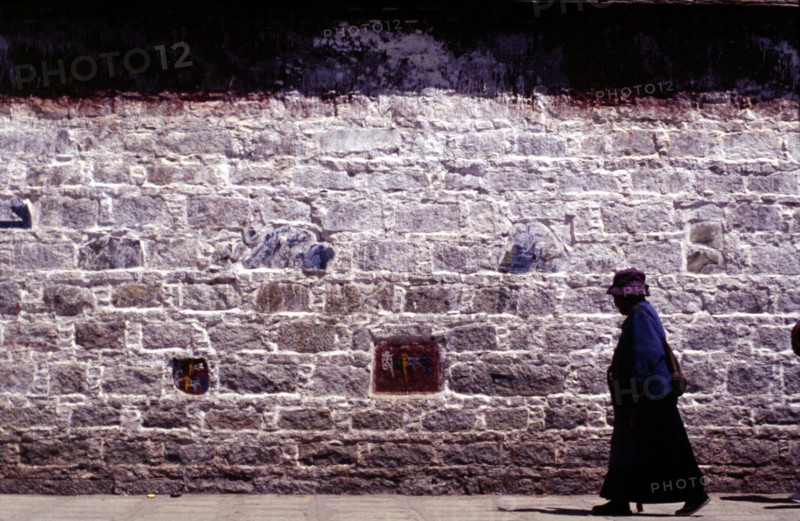 Fidèle marchant le long du Palais de Potala, à Lhassa