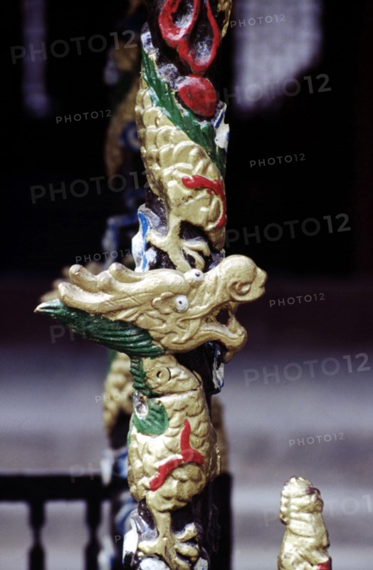 Cishan Temple, dragon ornament on the incense burner