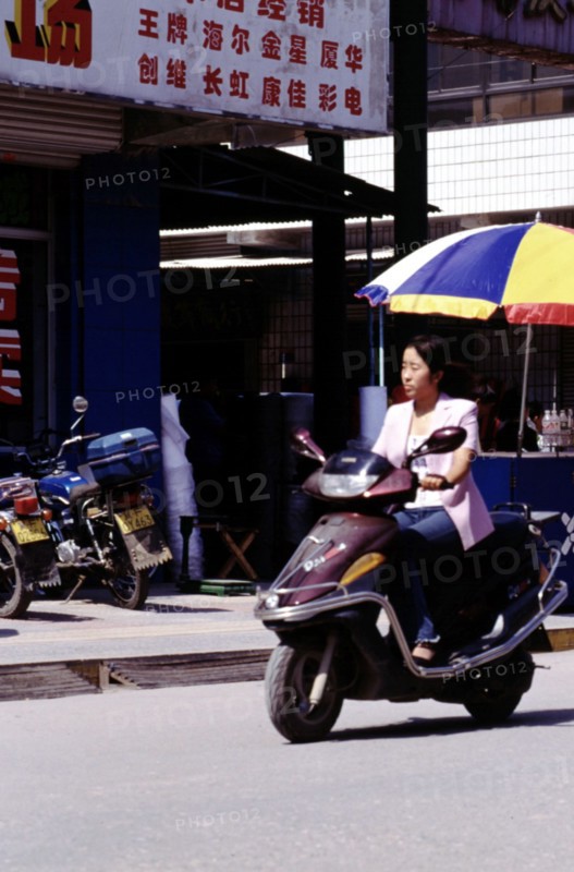 Femme sur un scooter
