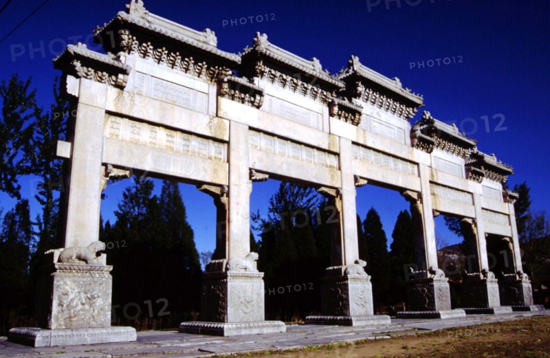 Tombeaux de la dynastie Ming, les 13 mausolées Ming, portique de pierre
