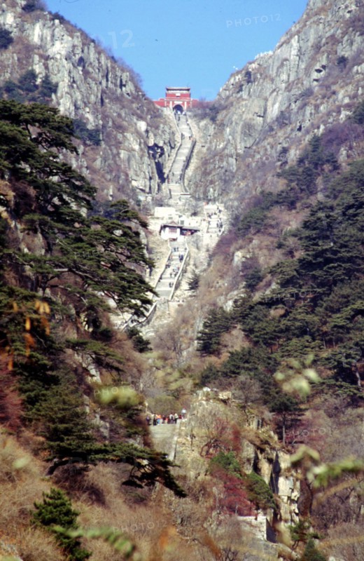 Mount Taishan, 18 windings of the six-thousand stone steps, Nan Tian Men (Southern Heavenly Gate)