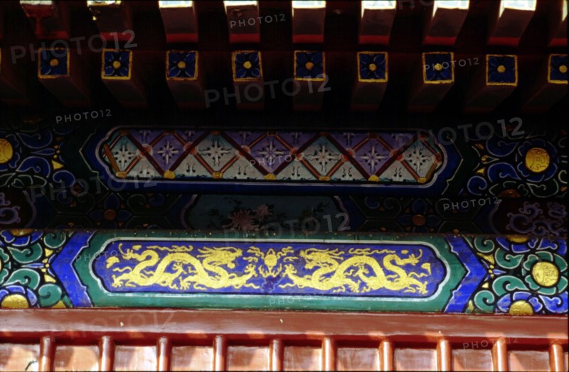 Temple de Dazhong, Temple de la Grande Cloche, motif représentant un dragon peint sur une poutre au plafond