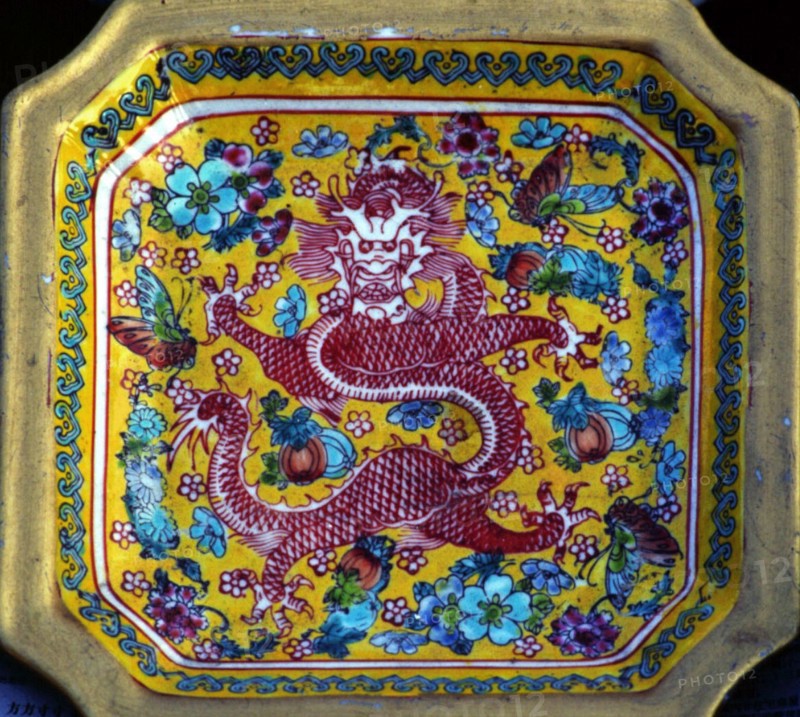 Motif sur porcelaine représentant un dragon