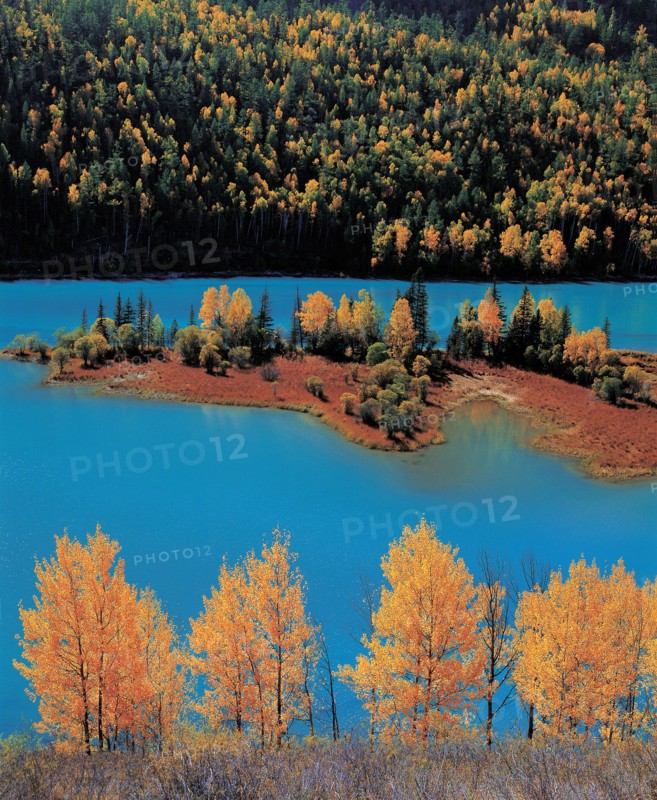 Le lac SaiLimu à Sinkiang, Chine