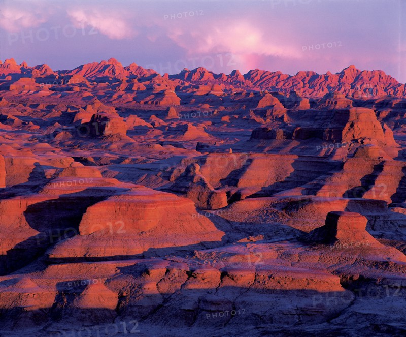 Formation géologique très en couleurs dans le Bassin Junggar dans la province de Xin Jiang, Chine