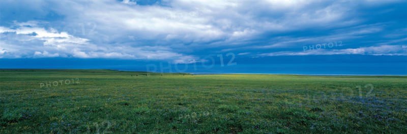 Lac Sailimu dans la région autonome de Sinkiang, Chine