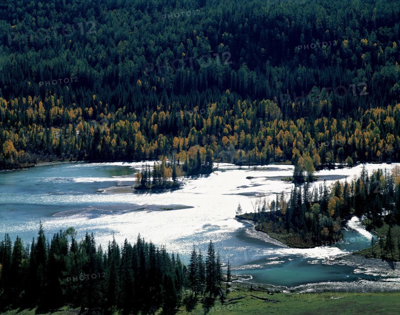 Le lac HanaSi, province du Sinkiang, Chine