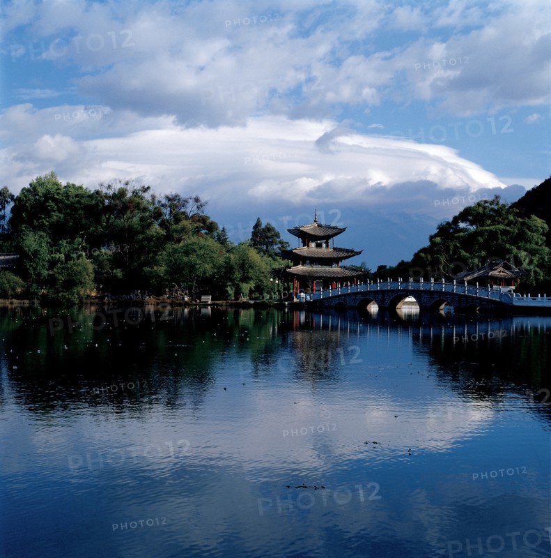Maison traditionnelle au bord d'un lac, Chine