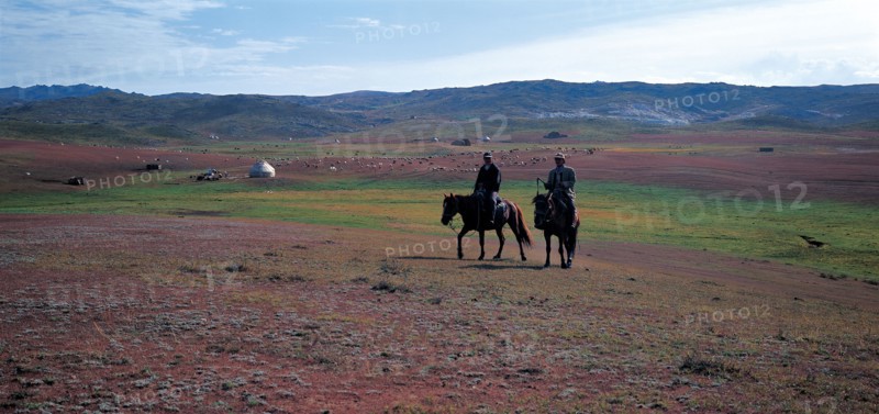 Kazaks à cheval, province du Xinjiang, Chine