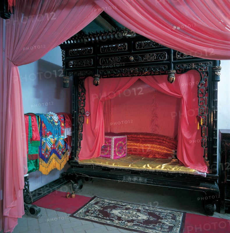 Carved bed, Kangbaiwan Garden, China