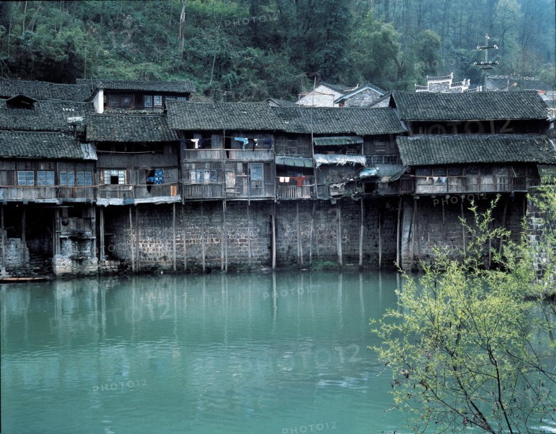 Maisons sur l'eau, ouest de la province du Hunan, Chine