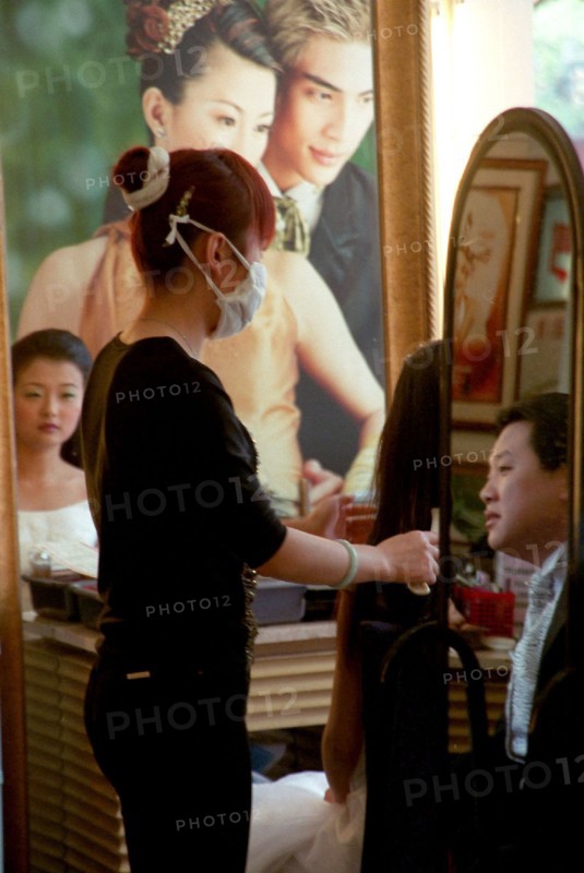 Pneumonie atypique. Malgré l'épidémie, un mariage à Beijing. Mai 2003.