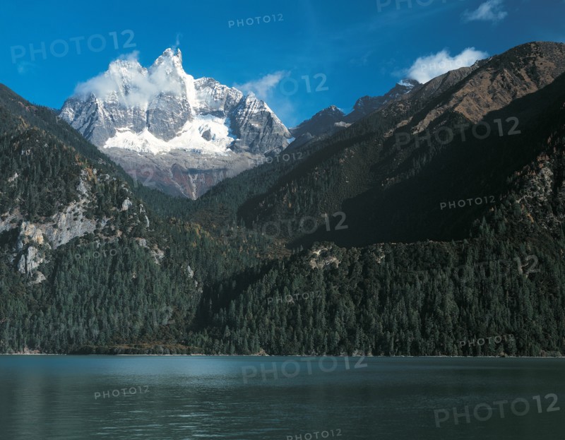Lac au creux de montagnes, Chine
