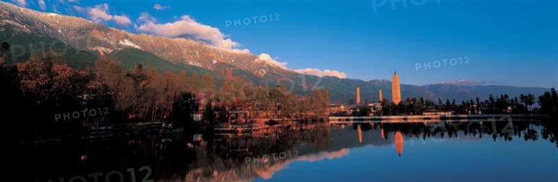 Ville au bord d'un lac, Chine
