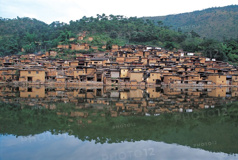 Village au bord de l'eau de l'ethnie Yi, Yunnan, Chine