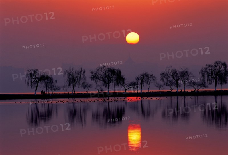 La digue Bai sur le Lac de l'Ouest de la ville de Hangzhou, province du Zhejiang, Chine